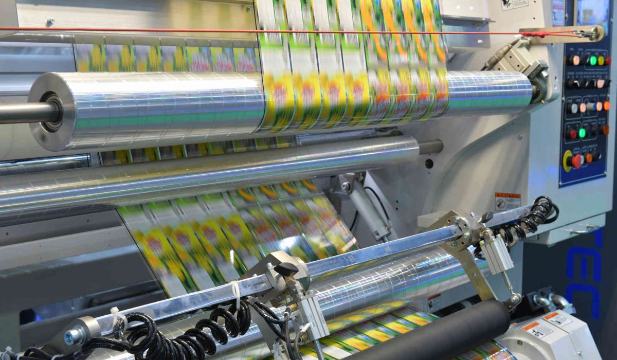 etykieciarki nowoczesne maszyny etykietujące na linii produkcyjnej
